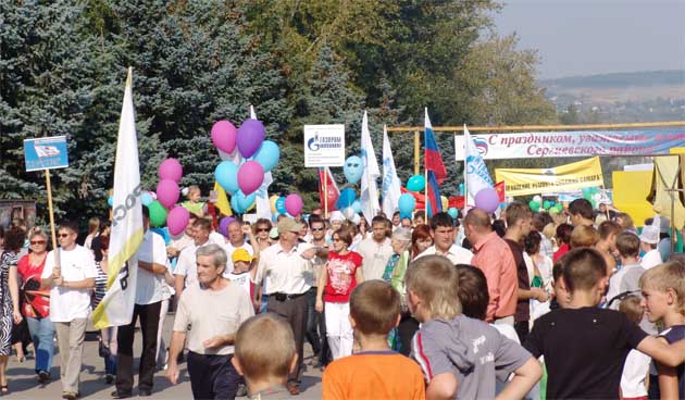 Шествие праздничных колонн